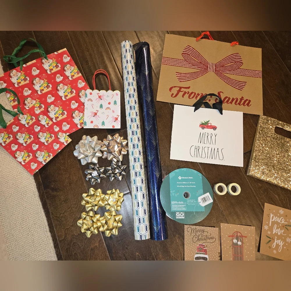 26 Piece Festive Christmas Gift Wrapping Set with Bags and Bows
